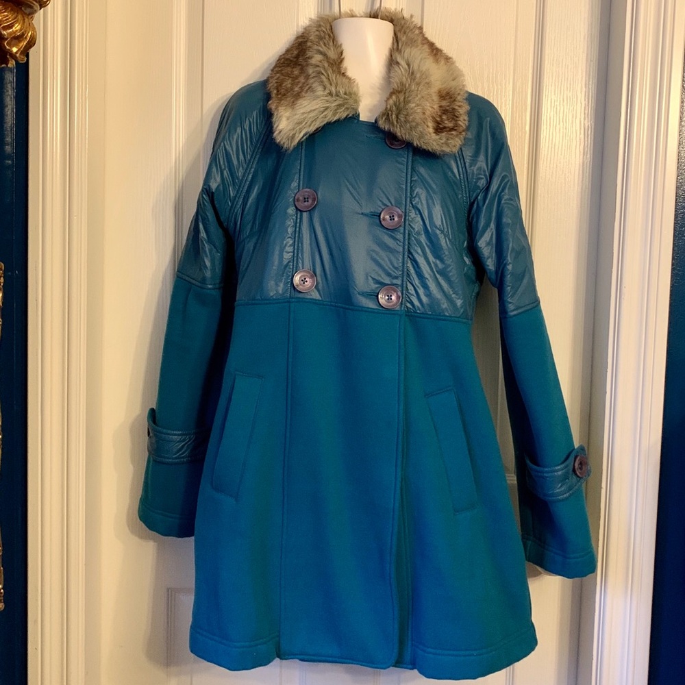 Fleece Jacket with Faux Fur Collar EUC Large